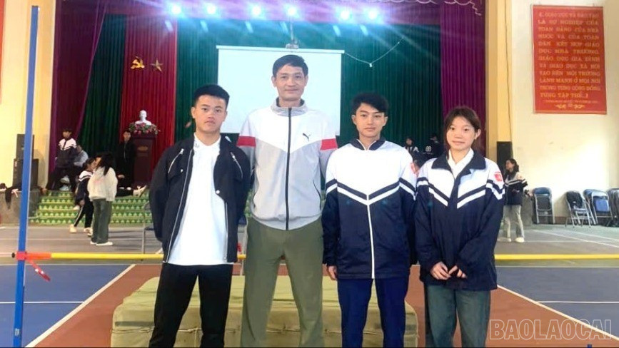 Thầy Hưng có nhiều kỷ niệm sâu sắc khi bồi dưỡng học sinh tham gia các giải thi đấu thể thao trong và ngoài tỉnh. baolaocai-br-10.jpg