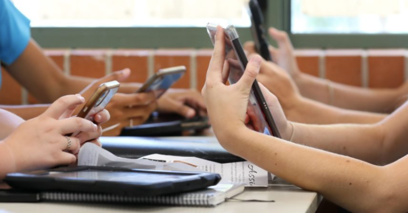 Pháp sẽ cấm điện thoại di động ở trường trung học vào năm học tới.
