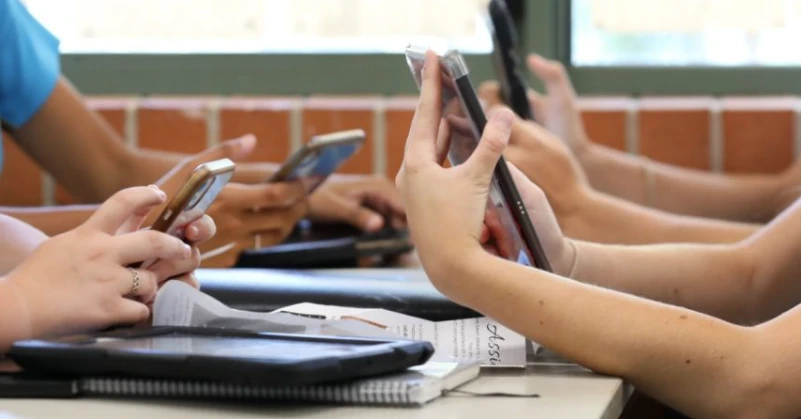 Pháp sẽ cấm điện thoại di động ở trường trung học vào năm học tới.