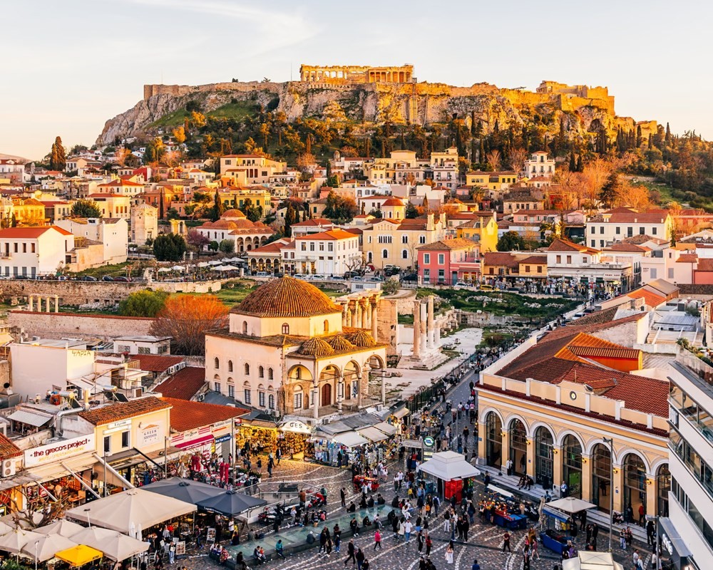 Plaka-Viertel unterhalb des Parthenon und Monastiraki-Platz, Athen. Khu Plaka, bên dưới đền Parthenon, và Quảng trường Monastiraki, Athens.