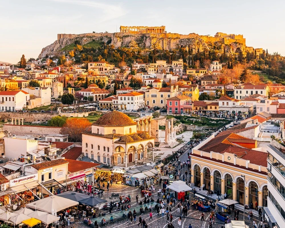 Khu Plaka, bên dưới đền Parthenon, và Quảng trường Monastiraki, Athens.
