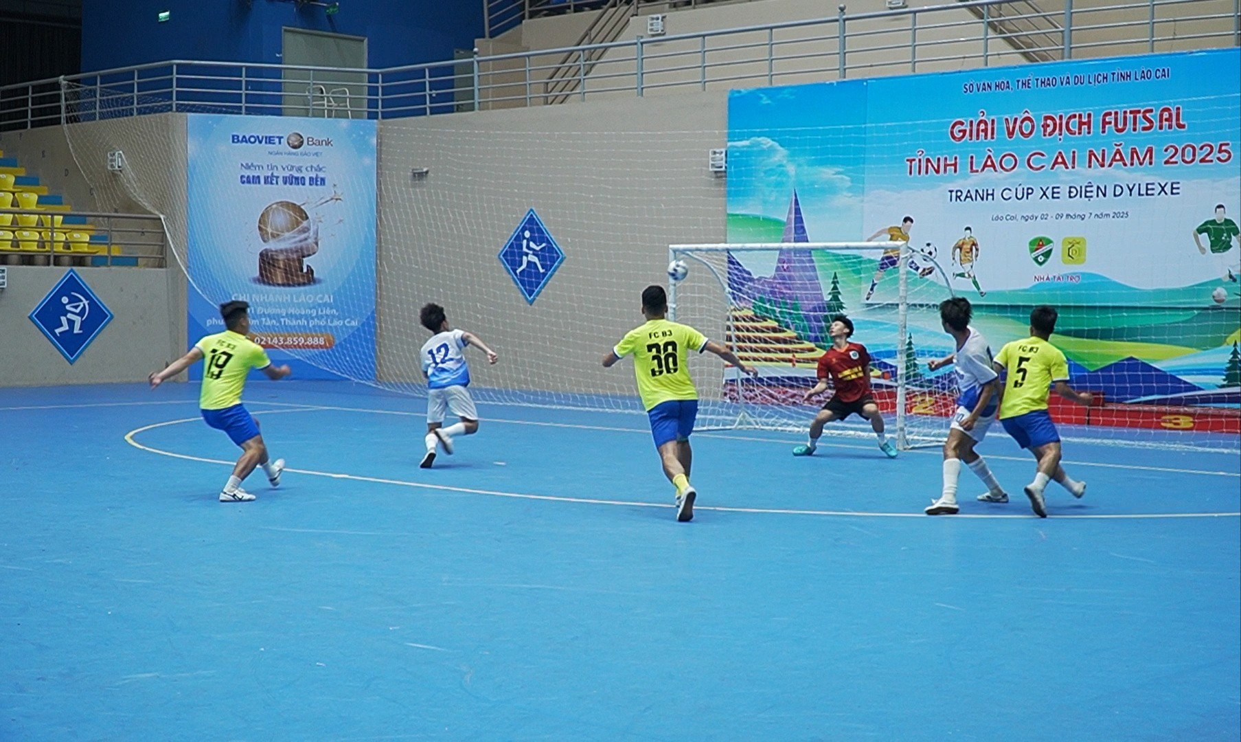 Tình huống tạo nên bàn thắng của Câu lạc bộ Phong An (áo trắng xanh). dung-gi-cung-dc00-31-08-13still173.jpg