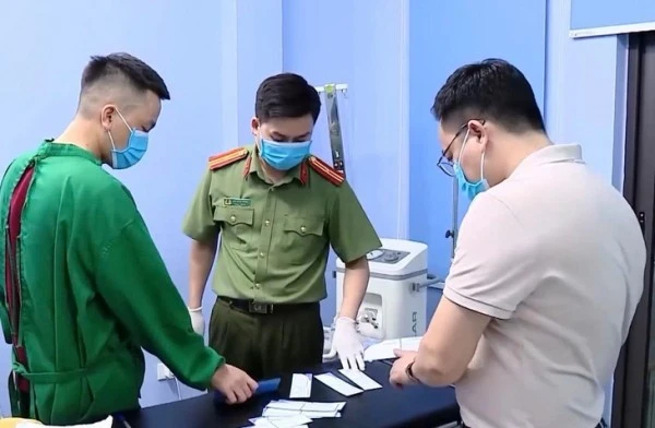Lực lượng chức năng bắt quả tang cơ sở làm đẹp tại số 725 Trương Định, Hà Nội đang tiến hành trái phép dịch vụ hút mỡ cho khách hàng.