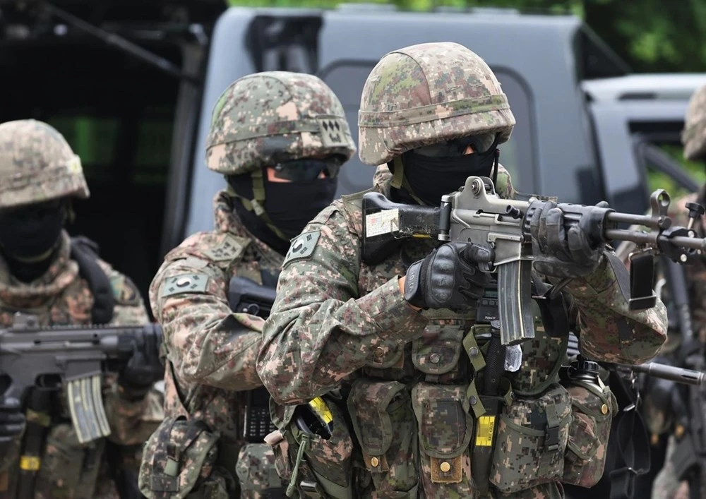 Binh lính thuộc Sư đoàn Bộ binh 51 của Quân đội trong cuộc tập trận phòng thủ tích hợp tại một nhà máy ở Gwangmyeong, tỉnh Gyeonggi, Hàn Quốc.