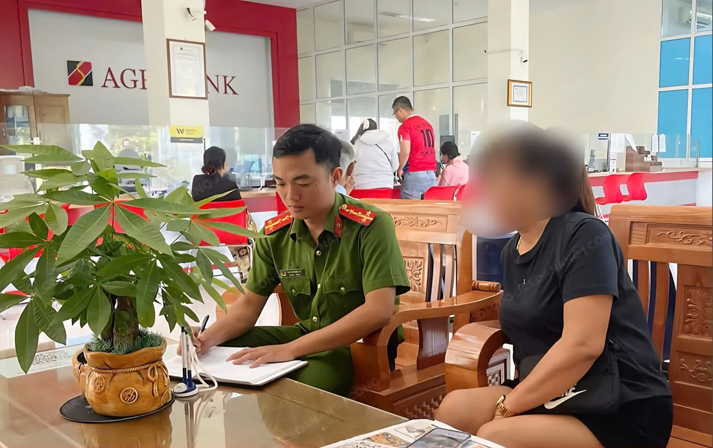 Kịp thời ngăn chặn vụ lừa đảo khi nạn nhân mang tiền đến ngân hàng để chuyển.