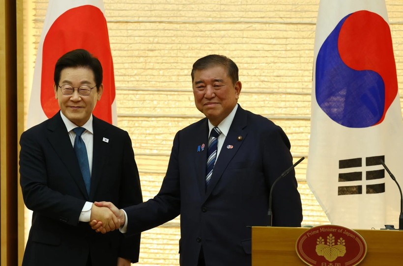 Tổng thống Hàn Quốc Lee Jae Myung (trái) và Thủ tướng Nhật Bản Shigeru Ishiba. nhat-han.jpg