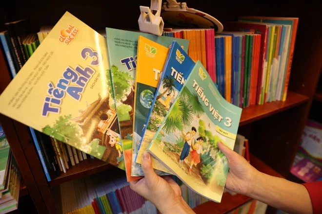Hiện cả nước có ba bộ sách giáo khoa khác nhau và một số sách lẻ.