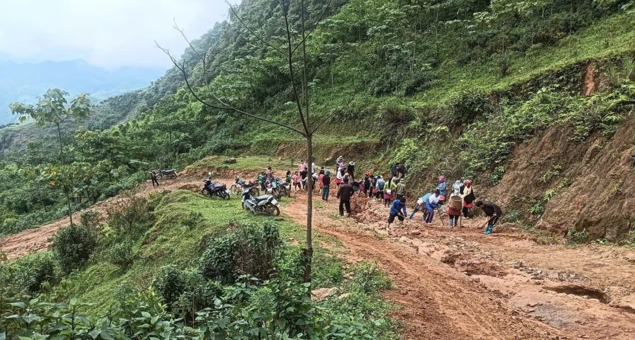 Bà con nhân dân chủ động san gạt đường. a2.jpg