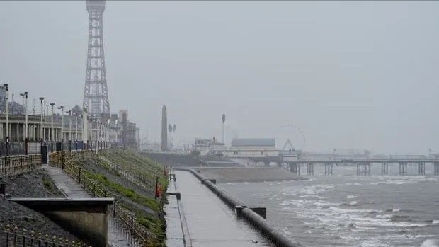 Bầu trời xám và sóng lớn tại bờ biển Blackpool, Lancashire trước khi bão Floris đổ bộ ngày 4/8. baoanh-8413.jpg