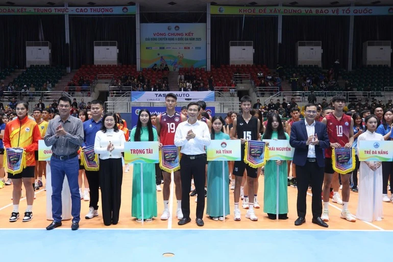 Ban Tổ chức tặng hoa chúc mừng các đội bóng.