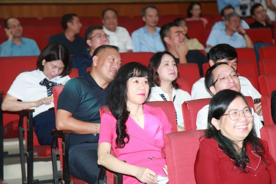 Các đại biểu dự lễ công bố.