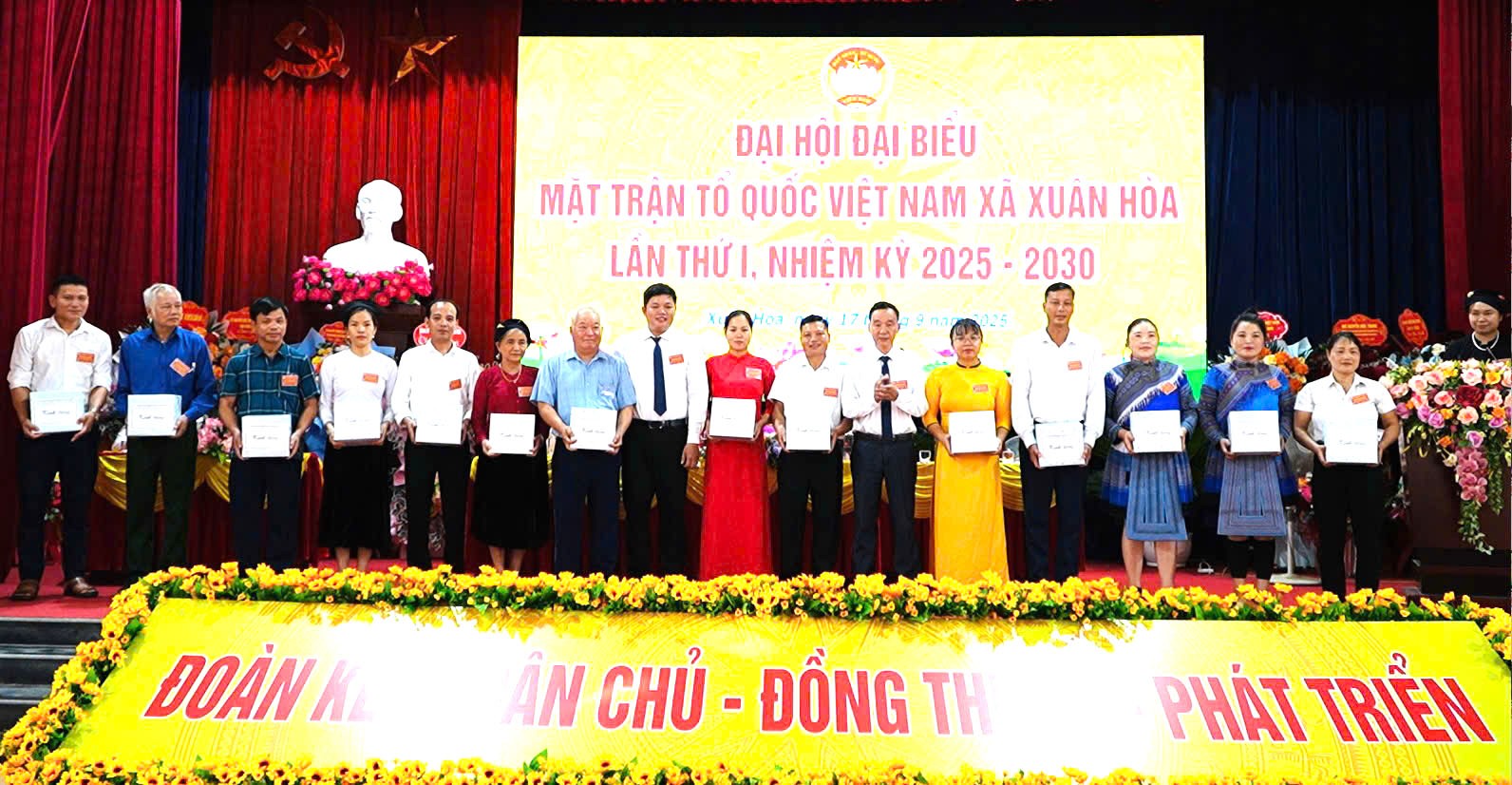 Tặng quà chia tay các Ủy viên Ủy ban MTTQ Việt Nam xã nhiệm kỳ 2020 - 2025. chiatay.jpg