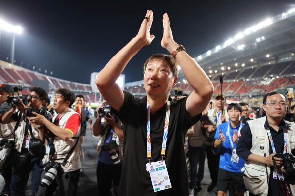 HLV Kim Sang-sik giúp bóng đá Việt Nam giành 3 chức vô địch trong năm 2025.