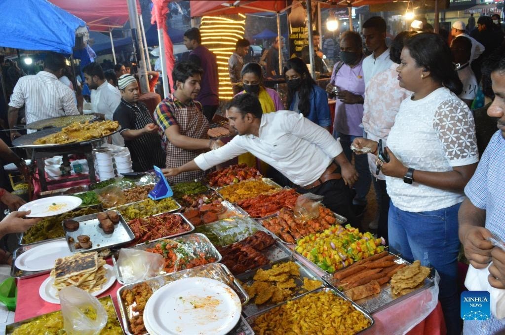 Ấn Độ kêu gọi người dân ưu tiên hàng nội địa khi thuế quan của Mỹ gây nhiều khó khăn. Ấn Độ kêu gọi người dân ưu tiên hàng nội địa khi thuế quan của Mỹ gây nhiều khó khăn.