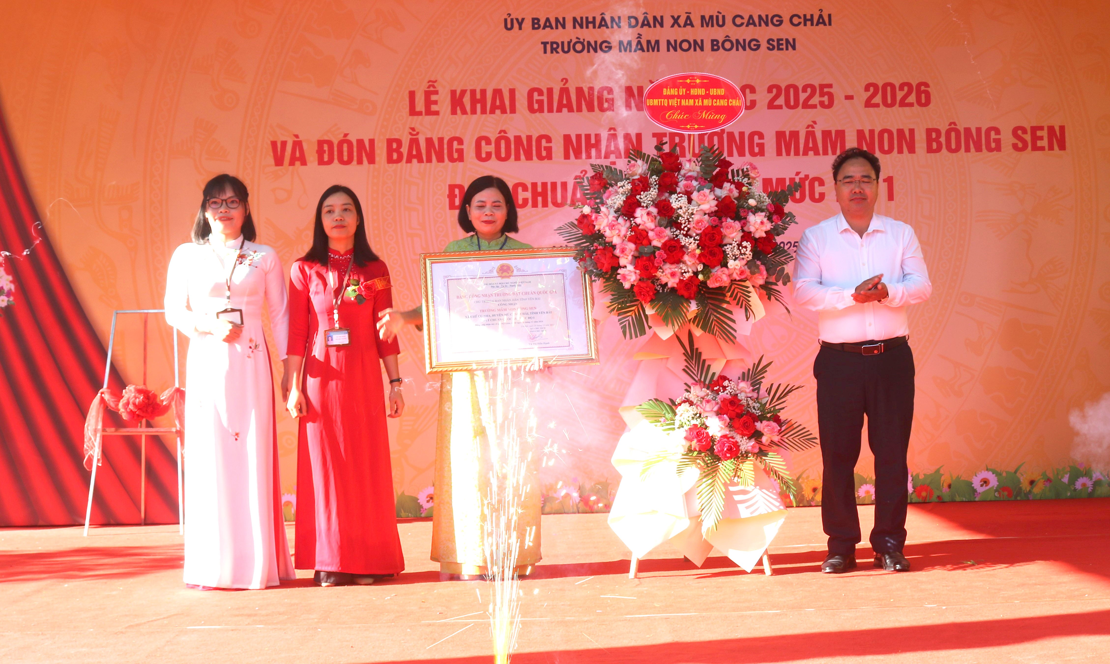 Đồng chí Giàng A Câu – Ủy viên Ban Chấp hành Đảng bộ tỉnh, Bí thư Đảng ủy, Chủ tịch HĐND xã Mù Cang Chải trao bằng công nhận và tặng hoa nhà trường.