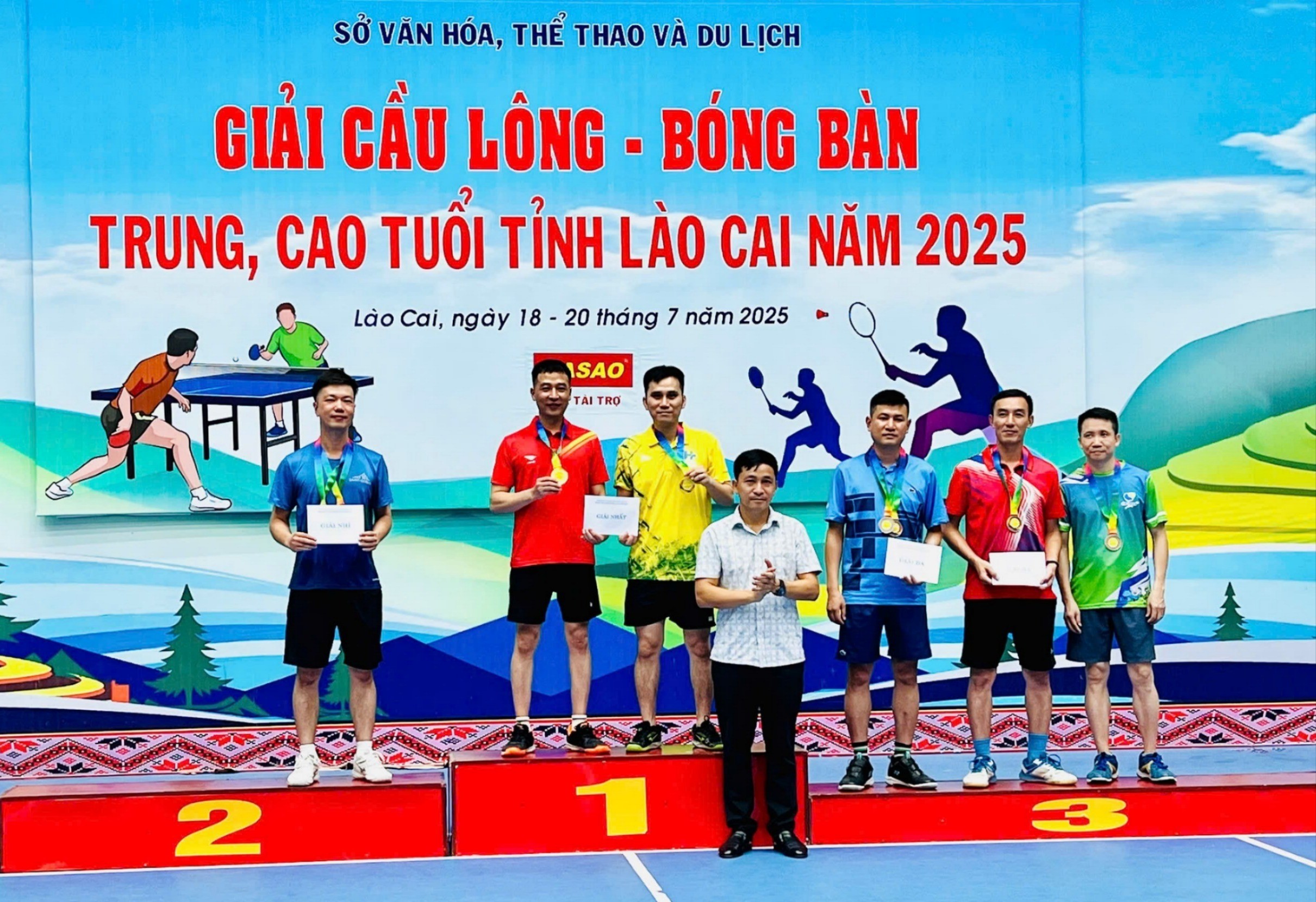 Ban Tổ chức trao giải cho các vận động viên xuất sắc. z6822773483593-bb2d66ecaeadc21792c3b41637c9dc53-8391.jpg