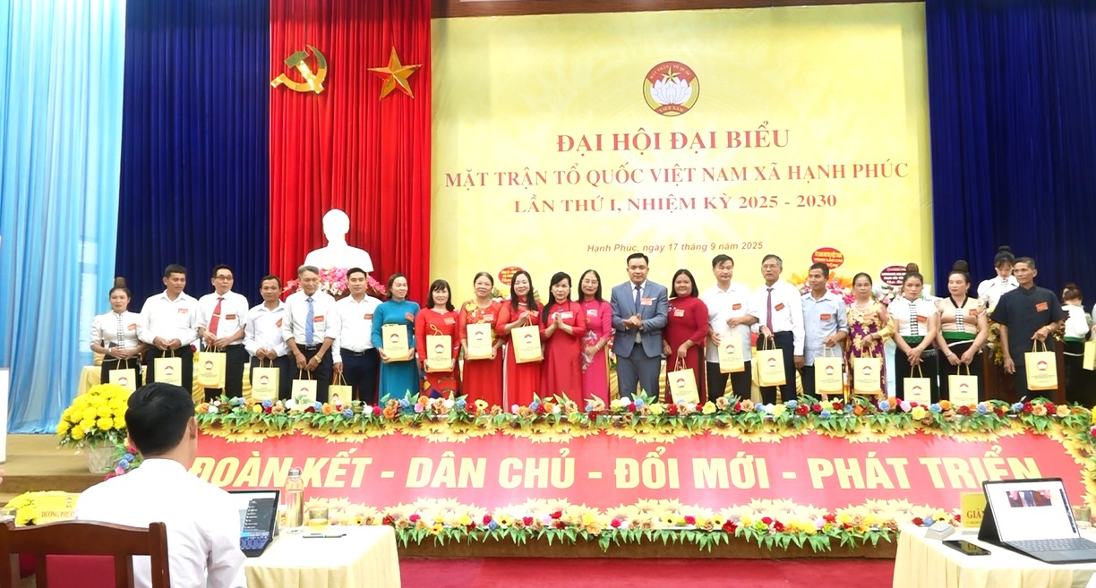 Đại hội chia tay các ủy viên Ủy ban MTTQ xã không tái cử. chiatay.png