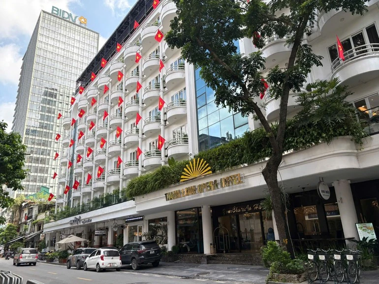 Không gian khách sạn rực rỡ sắc đỏ, tạo điểm check-in thu hút du khách.