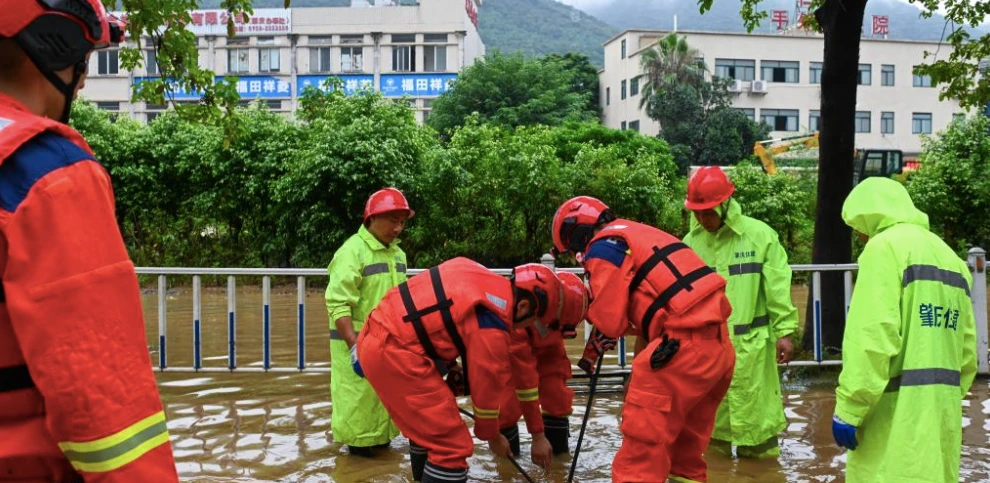 Lực lượng cứu hộ mở một hố ga thoát nước trên một con đường ở quận Đoan Châu, thành phố Triệu Khánh, tỉnh Quảng Đông, Trung Quốc, ngày 5–8.