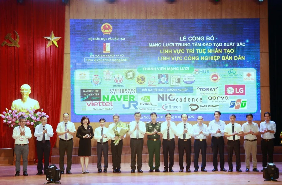 Thứ trưởng Nguyễn Văn Phúc tặng hoa chúc mừng Mạng lưới trí tuệ nhân tạo và công nghiệp bán dẫn do Đại học Bách khoa Hà Nội chủ trì.
