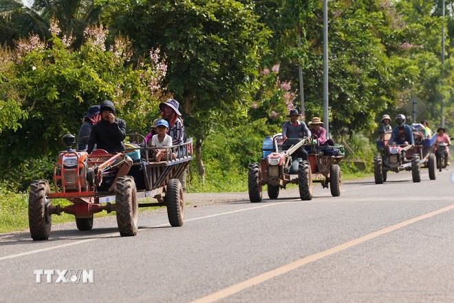 Ngày 28/5/2025, một vụ đấu súng căng thẳng đã xảy ra tại khu vực biên giới giữa Thái Lan và Campuchia, khiến tình hình an ninh tại đây leo thang. Ảnh: Người dân đi sơ tán tránh xung đột tại Oddar Meanchey, Campuchia.