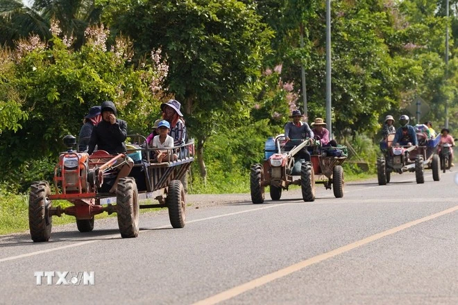 Ngày 28/5/2025, một vụ đấu súng căng thẳng đã xảy ra tại khu vực biên giới giữa Thái Lan và Campuchia, khiến tình hình an ninh tại đây leo thang. Ảnh: Người dân đi sơ tán tránh xung đột tại Oddar Meanchey, Campuchia.