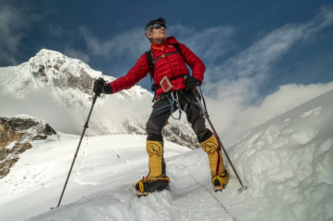 Huyền thoại leo núi người Tây Ban Nha Carlos Soria lên đỉnh Manaslu cao 8.163 m.