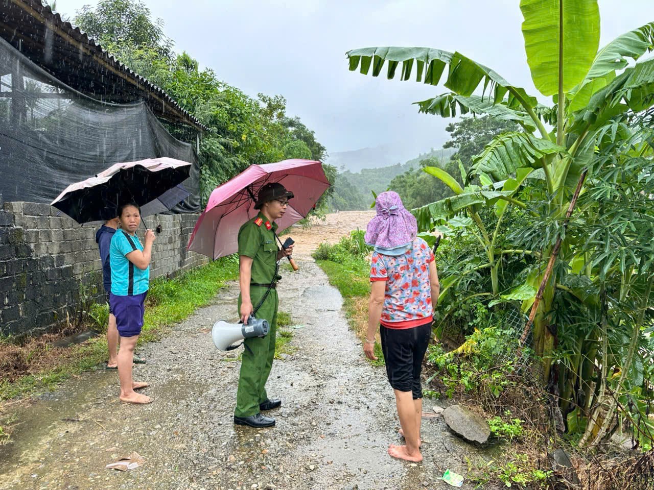 Công an xã Liên Sơn triển khai lực lượng tuần tra ven các suối trên địa bàn để tuyên truyền, vận động, nhắc nhở bà con nhân dân không ra suối vớt gỗ, củi, đánh bắt cá. anh4.jpg