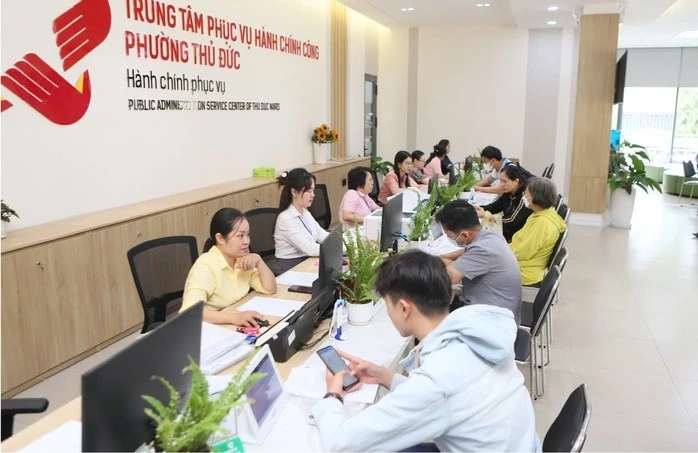 Trung tâm Phục vụ hành chính công phường Thủ Đức, TP HCM bố trí đủ cán bộ để phục vụ người dân.