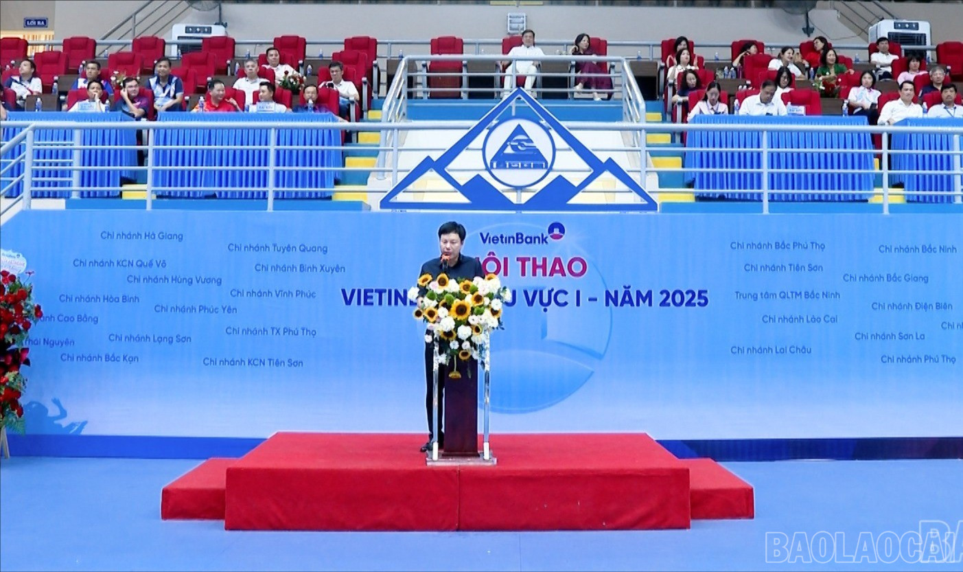 Ông Vũ Văn Hưng, Giám đốc VietinBank Lào Cai, Trưởng BTC Hội thao phát biểu khai mạc. baolaocai-br-title-0100-12-49-19still252.jpg