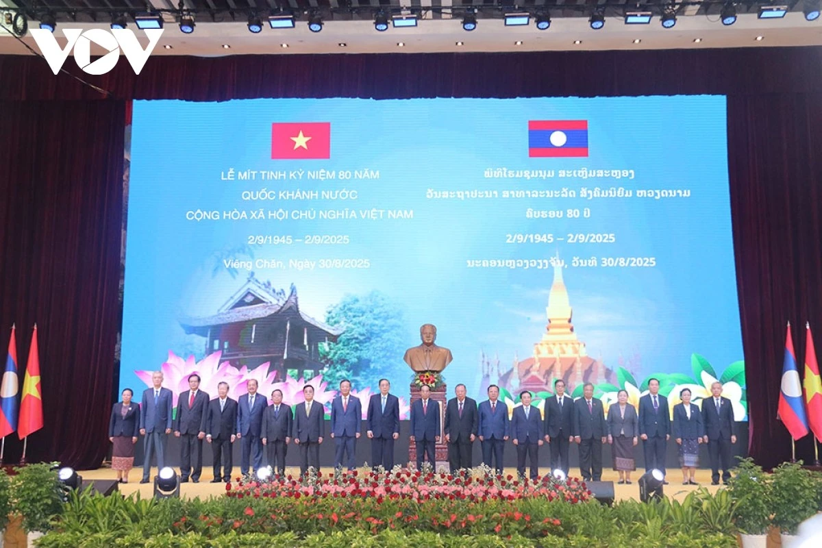 Lãnh đạo, nguyên lãnh đạo Đảng, Nhà nước Lào cùng các đại biểu chụp ảnh kỷ niệm.