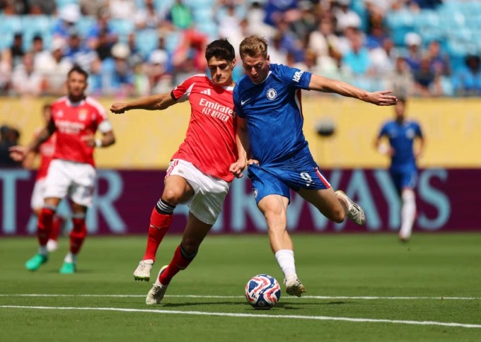 Liam Delap (phải) tranh chấp với Antonio Silva trong trận Chelsea thắng Benfica 4-1 ở vòng 1/8 FIFA Club World Cup trên sân Bank of America, Charlotte, North Carolina, Mỹ ngày 28/6/2025. 8-7chelsea.jpg