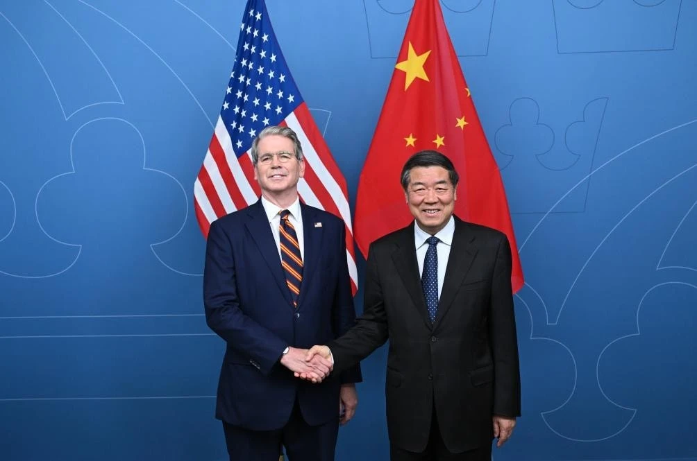 Phó Thủ tướng Trung Quốc Hà Lập Phong (phải) và Bộ trưởng Tài chính Hoa Kỳ Scott Bessent tại vòng đàm phán thương mại mới.