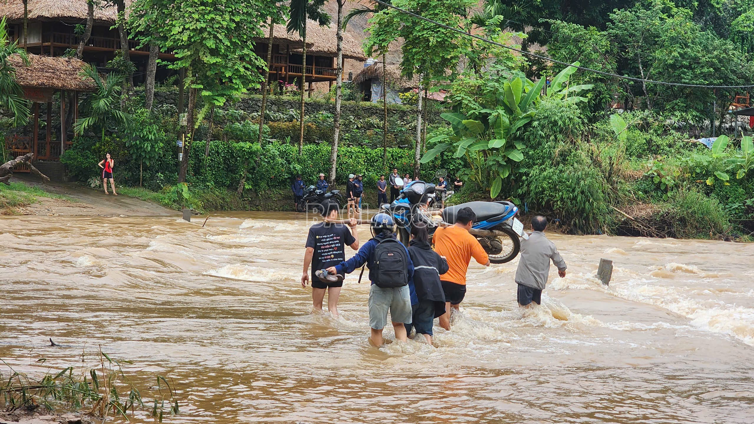 Người dân vận chuyển phương tiện qua cầu tràn. baolaocai-c_vanchuyenpt.jpg