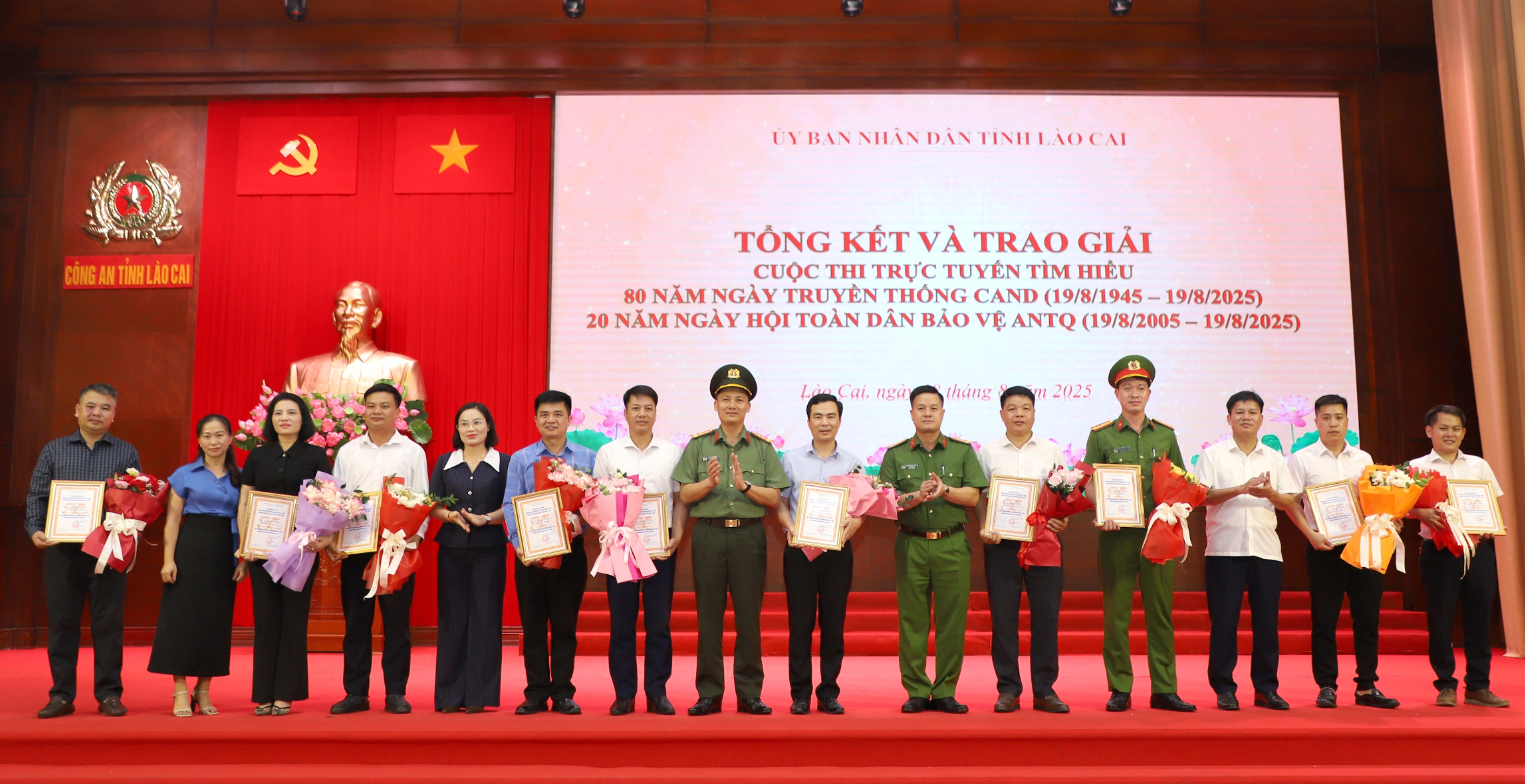Ban Tổ chức trao giải cho các tập thể đạt giải tại Cuộc thi trực tuyến tìm hiểu 80 năm Ngày truyền thống CAND Việt Nam. anh4-9232.jpg