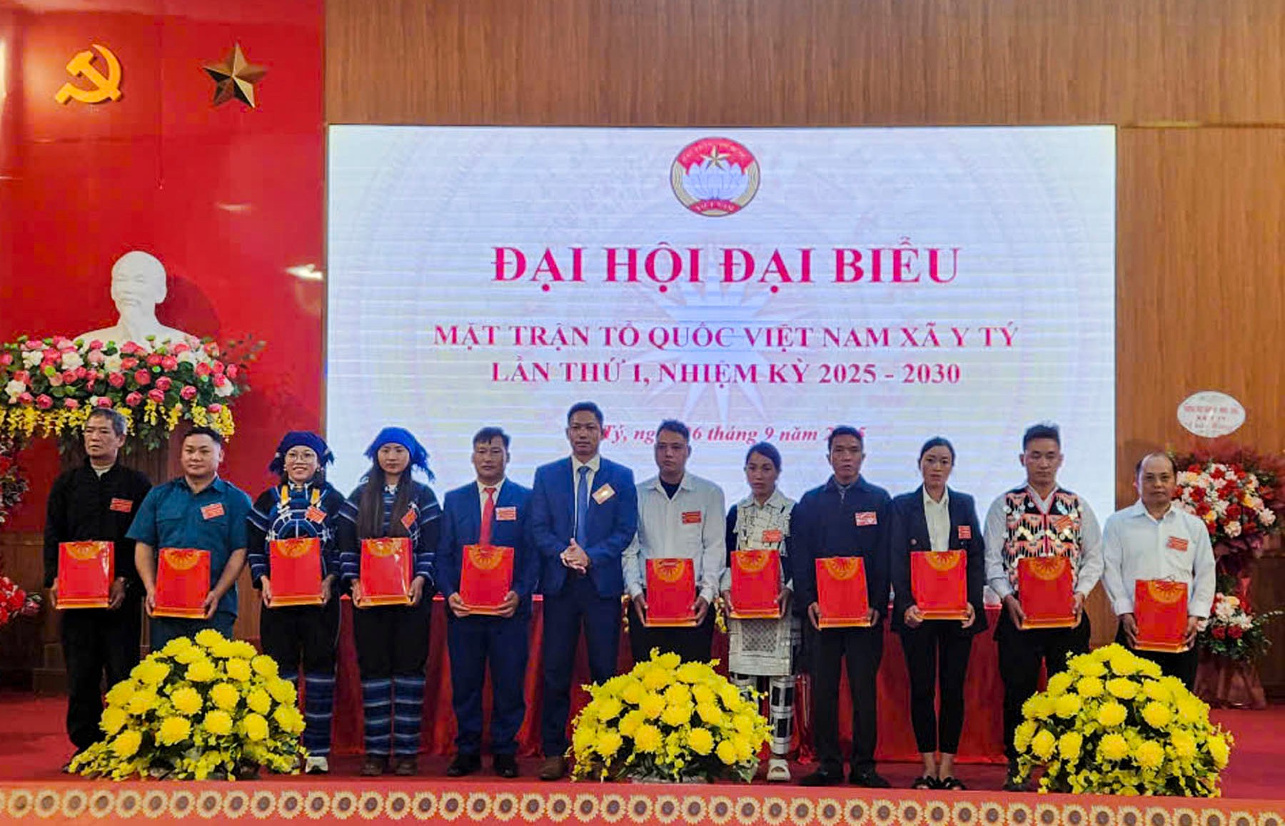 Tặng quà chia tay Ủy viên Ủy ban MTTQ xã không tham gia khóa mới. tangqua1.jpg