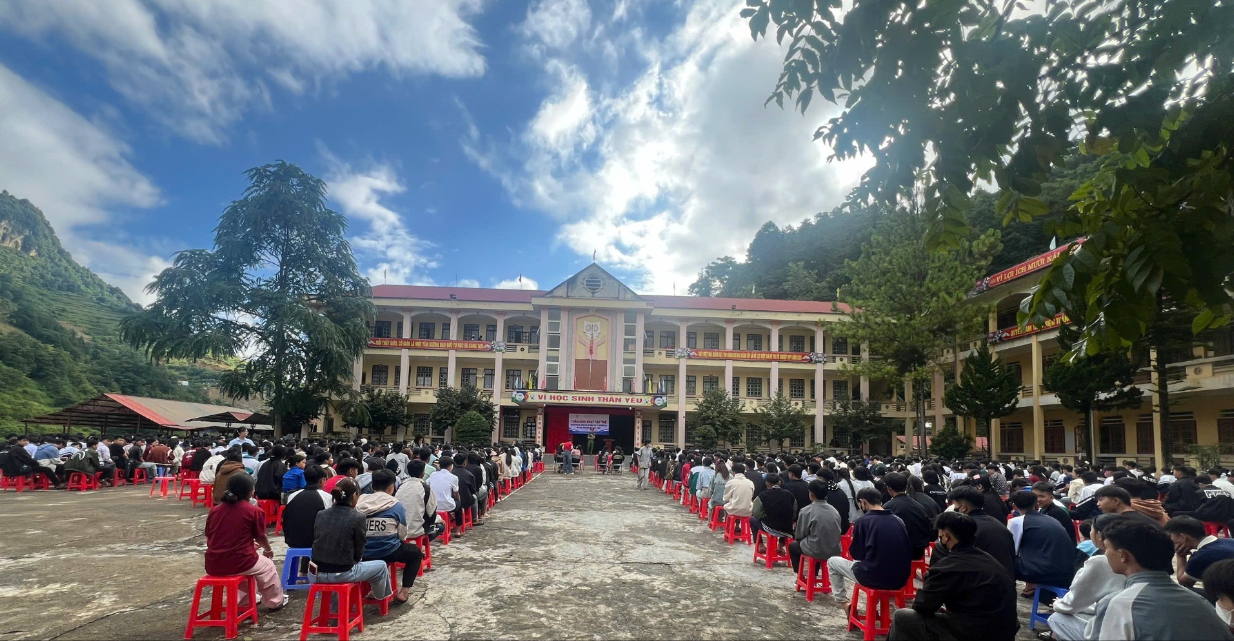 Hơn 250 học sinh và thầy cô giáo, công nhân viên Trường THPT số 1 Si Ma Cai tham gia buổi tuyên truyền pháp luật đầu năm học 2025 - 2026. simacai2-2024.jpg
