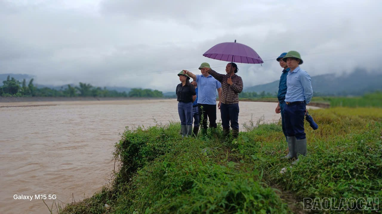 Lãnh đạo phường Trung Tâm kiểm tra điểm sạt lở tại tổ dân phố Ta Tiu.