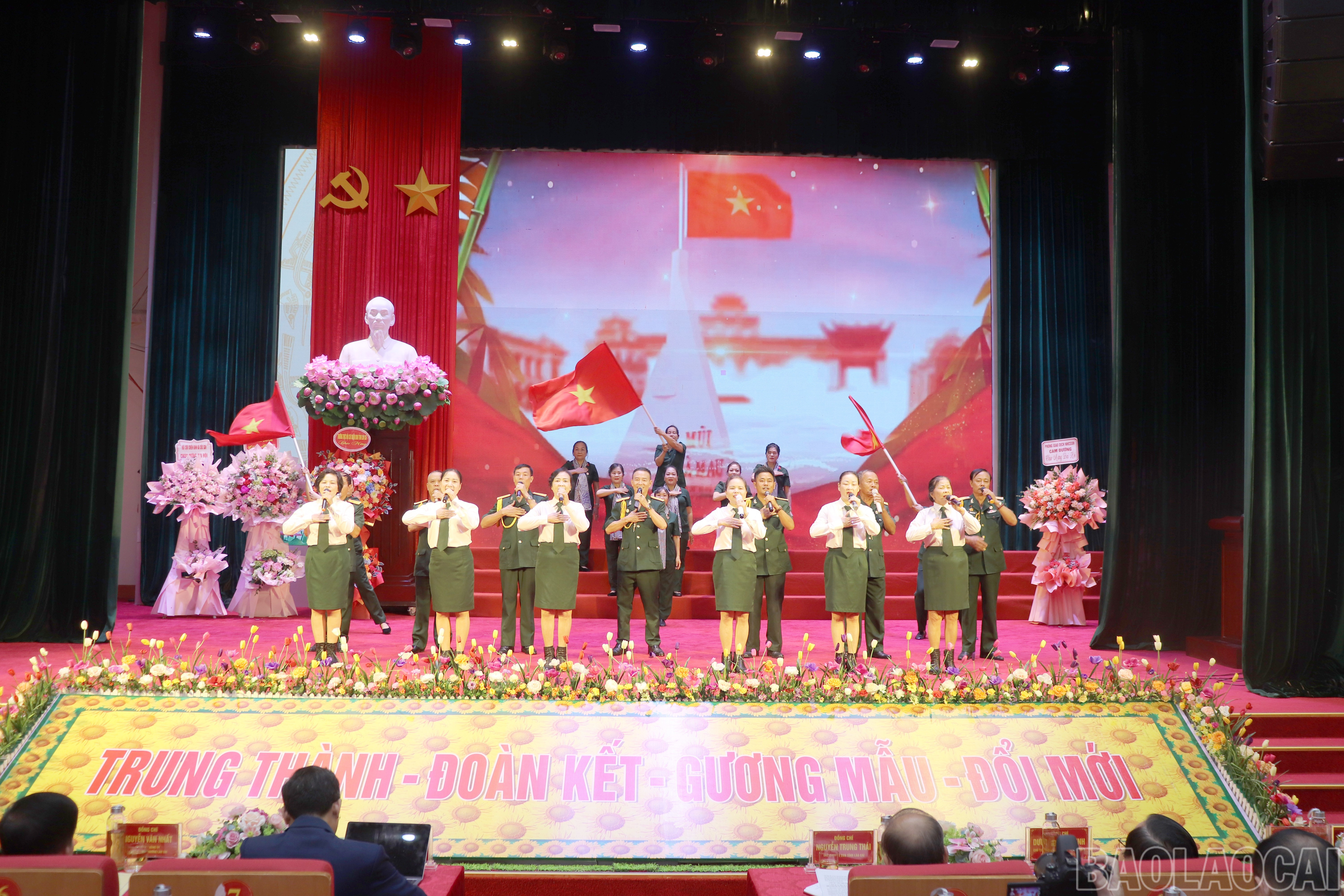 Văn nghệ chào mừng đại hội. baolaocai-br_1.png