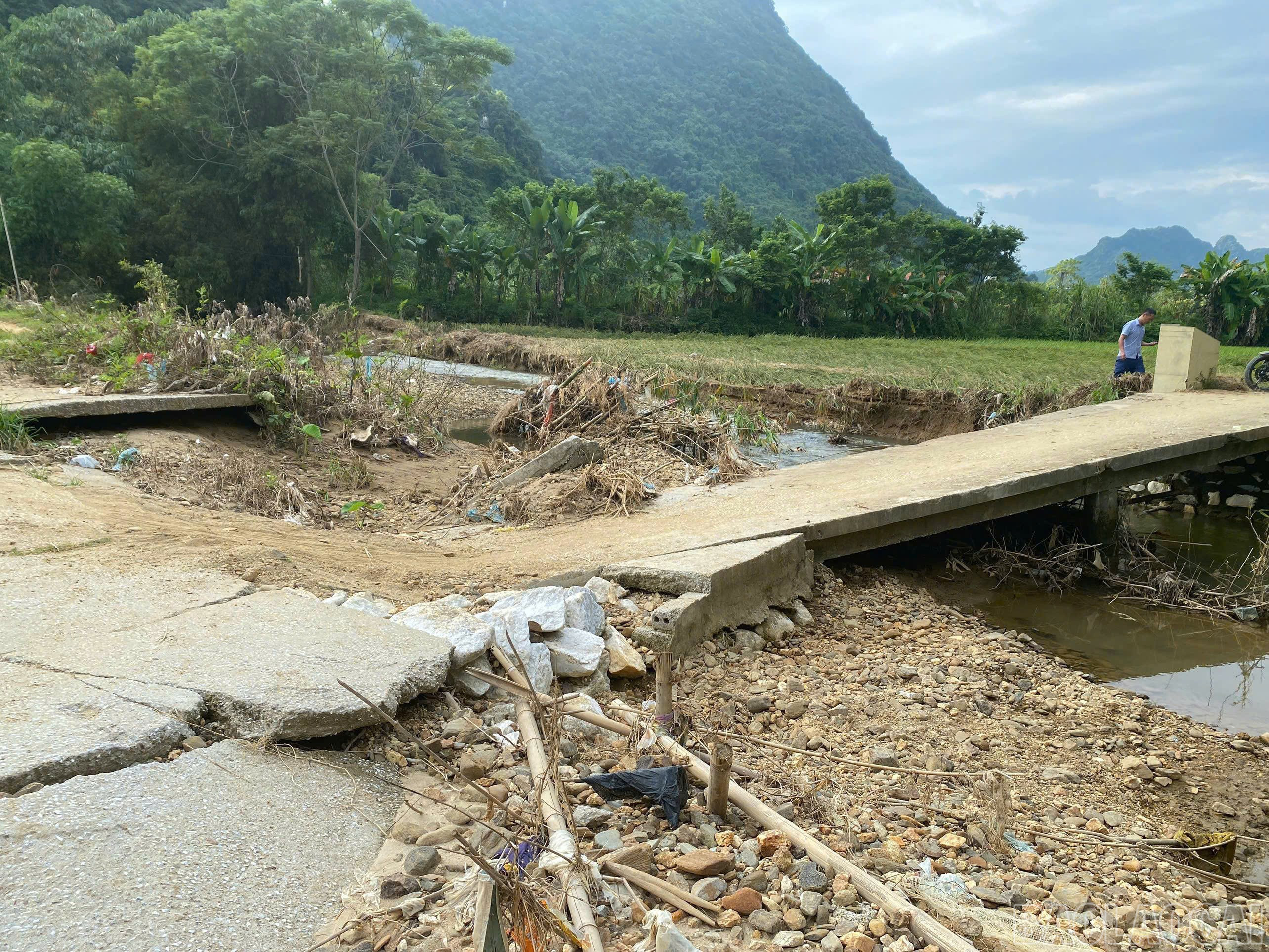 Một số ngầm tràn bị xói mòn do ảnh hưởng của mưa lũ.