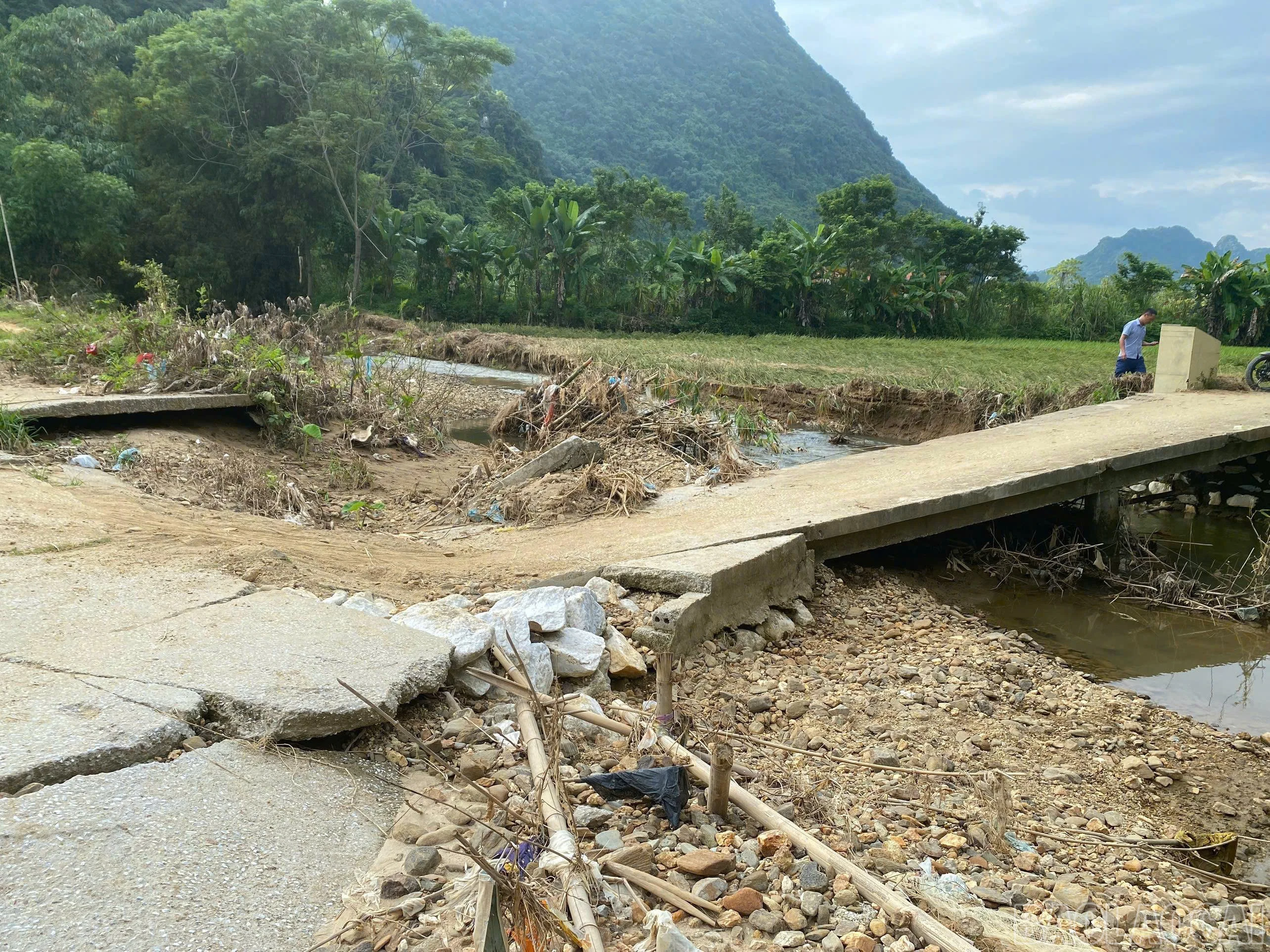 Một số ngầm tràn bị xói mòn do ảnh hưởng của mưa lũ.