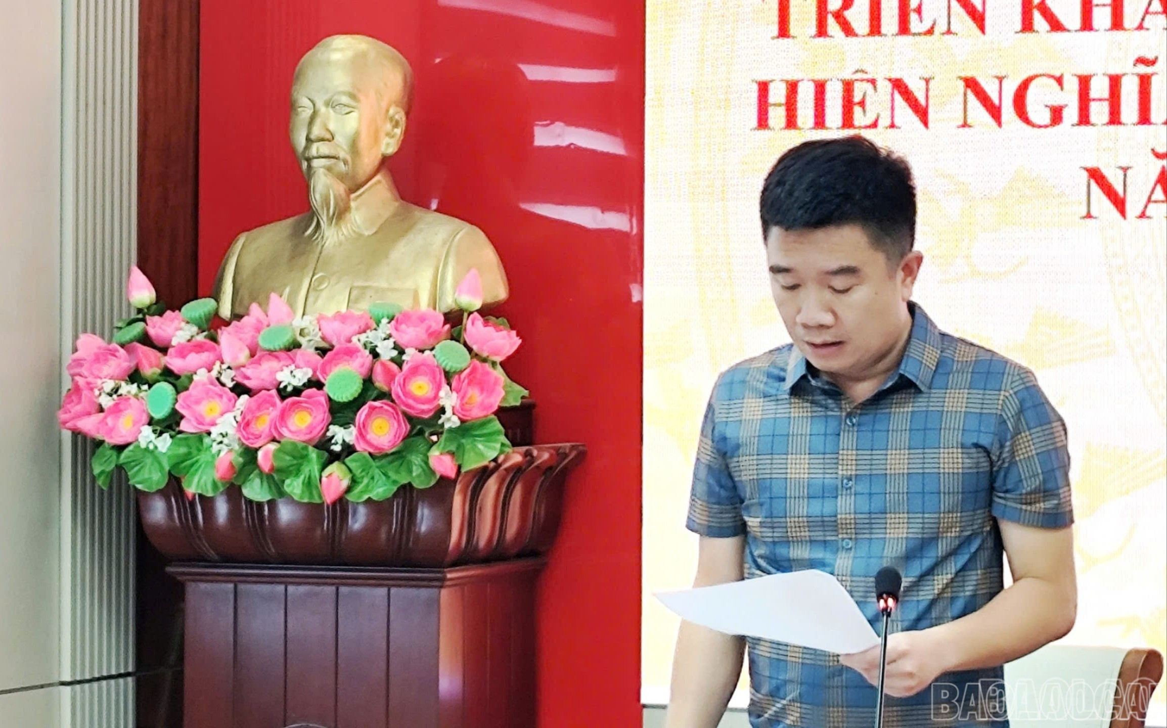Chủ tịch Hội đồng Nghĩa vụ quân sự phường Nghĩa Lộ phát biểu tại hội nghị. baolaocai-br-nghiavu7-4189.jpg