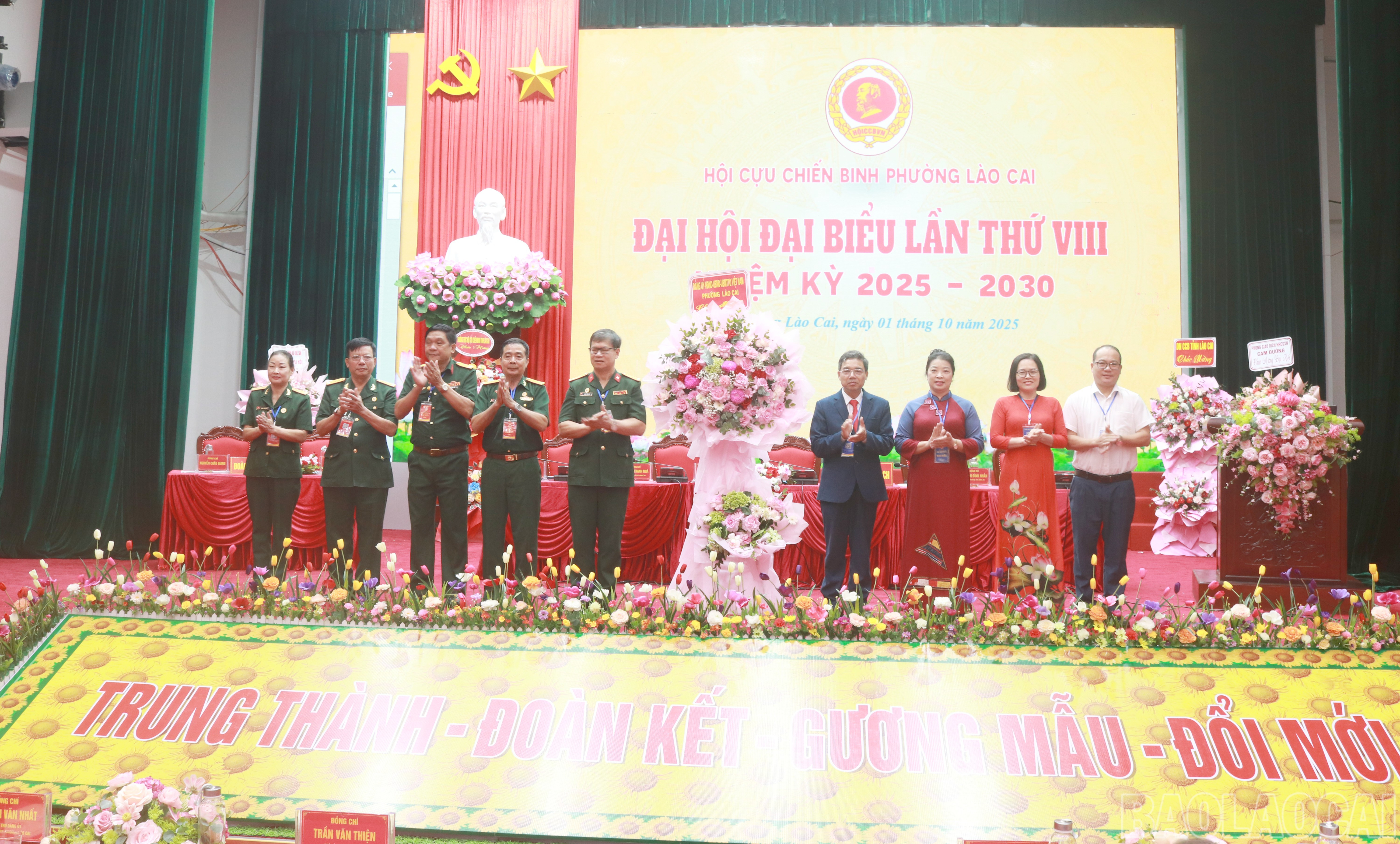 Lãnh đạo Hội Cựu chiến binh tỉnh và lãnh đạo phường tặng hoa chúc mừng đại hội. baolaocai-br_11.png
