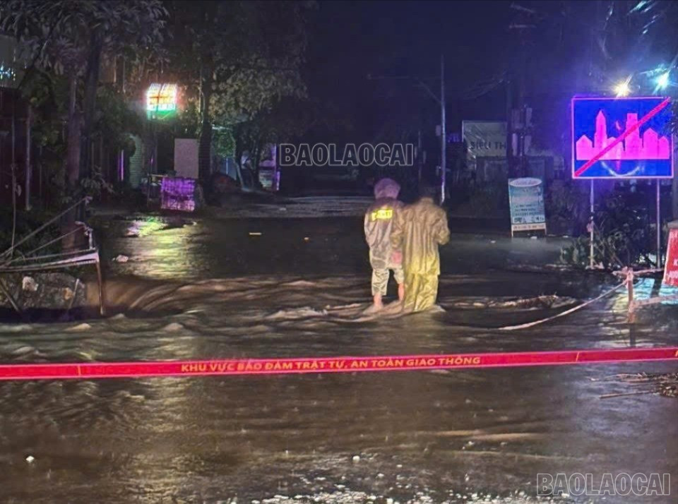 Công an xã túc trực tại 1 số điểm bị ngập.