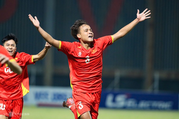 Trung vệ Việt Nam Nguyễn Mạnh Cường mừng bàn mở tỷ số ở phút thứ 4 trong trận thắng Malaysia 4-0 ở lượt cuối bảng C vòng loại U17 châu Á 2026, trên sân PVF ở Hưng Yên ngày 30/11/2025.