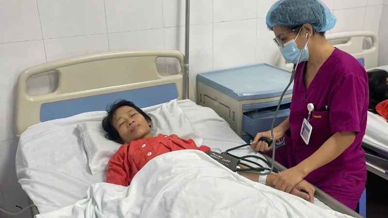 Bác sĩ thăm, khám cho nữ bệnh nhân.