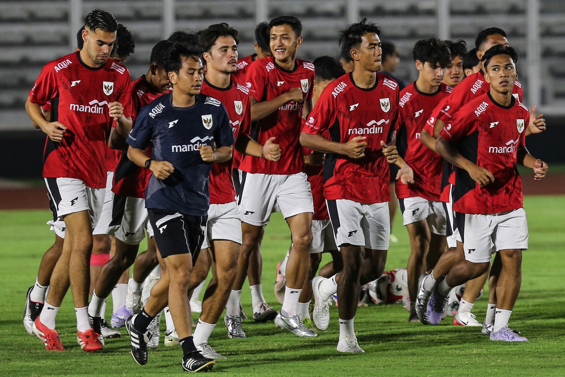 Các cầu thủ U23 Indonesia tập luyện. 13-7indo2.jpg