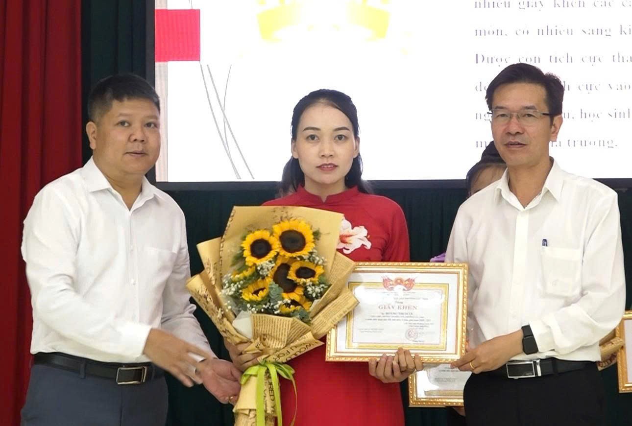 Lãnh đạo UBND phường tặng giấy khen cho cá nhân xuất sắc. anh2.jpg