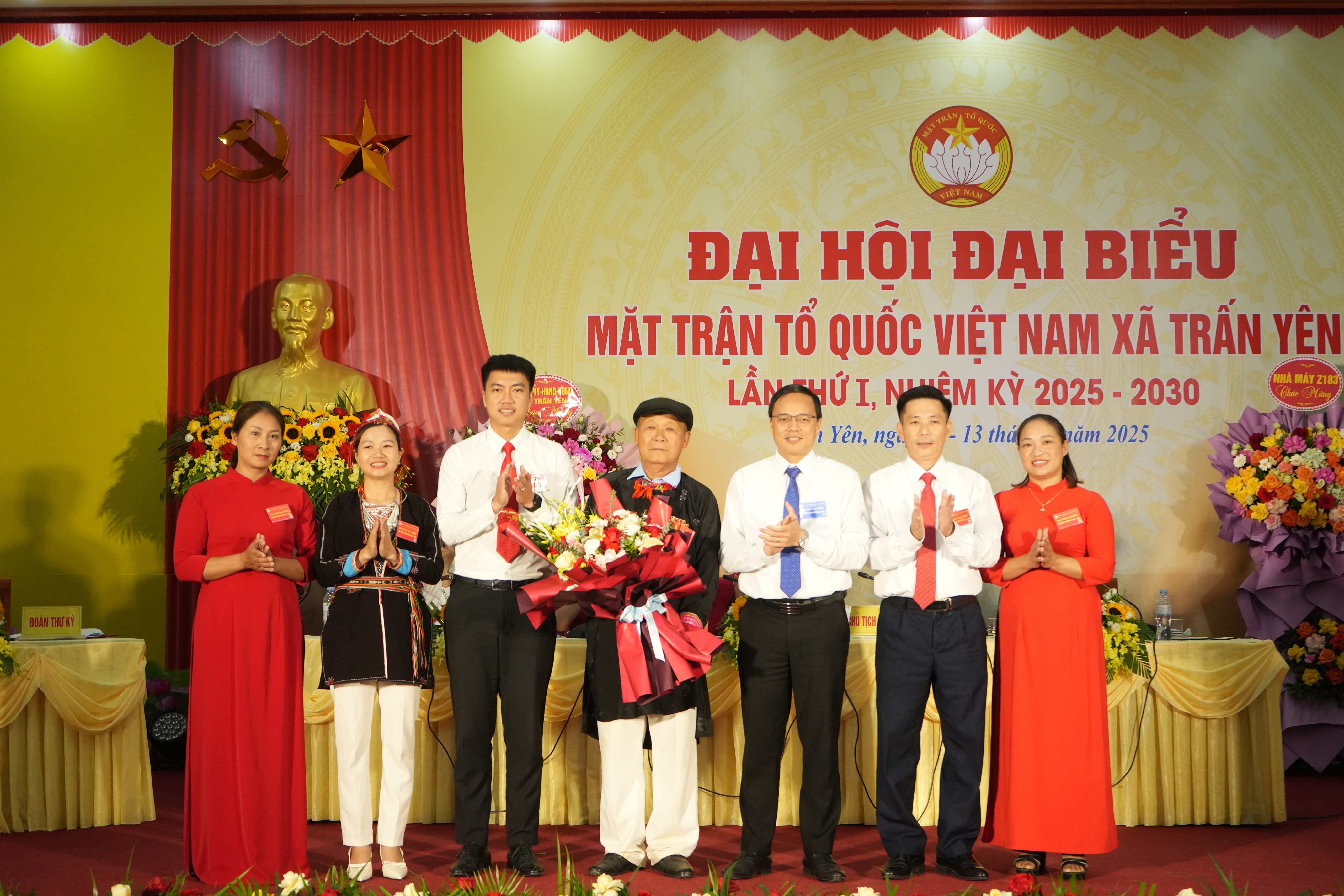 Tặng hoa Đoàn đại biểu đi dự Đại hội đại biểu MTTQ Việt Nam tỉnh Lào Cai lần thứ I, nhiệm kỳ 2025 - 2030. 2.jpg