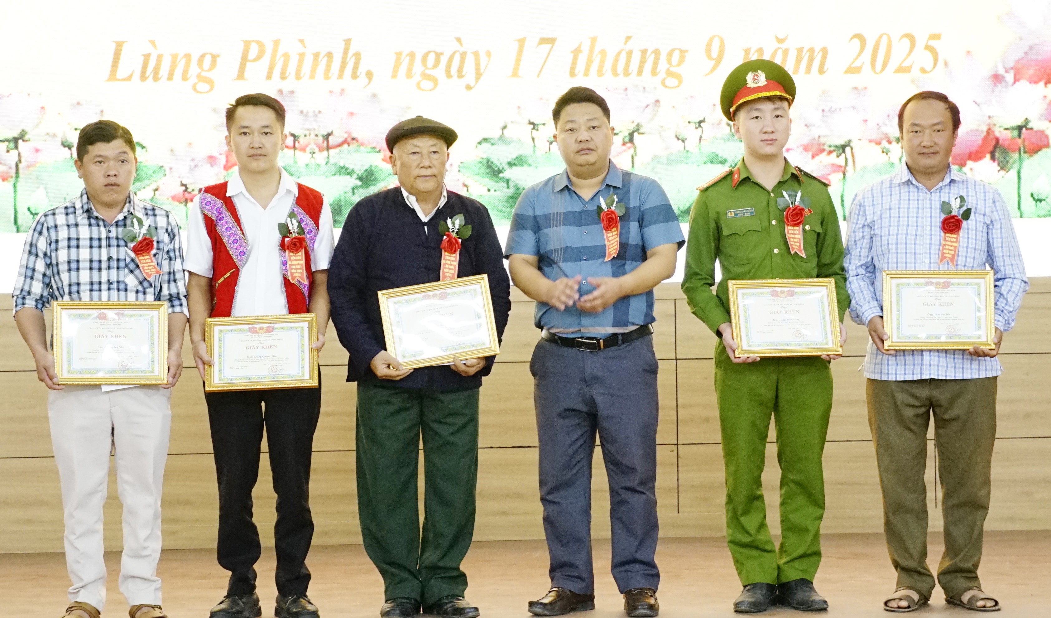 Các tập thể và cá nhân có thành tích xuất sắc được tuyên dương tại hội nghị. dsc2582.jpg